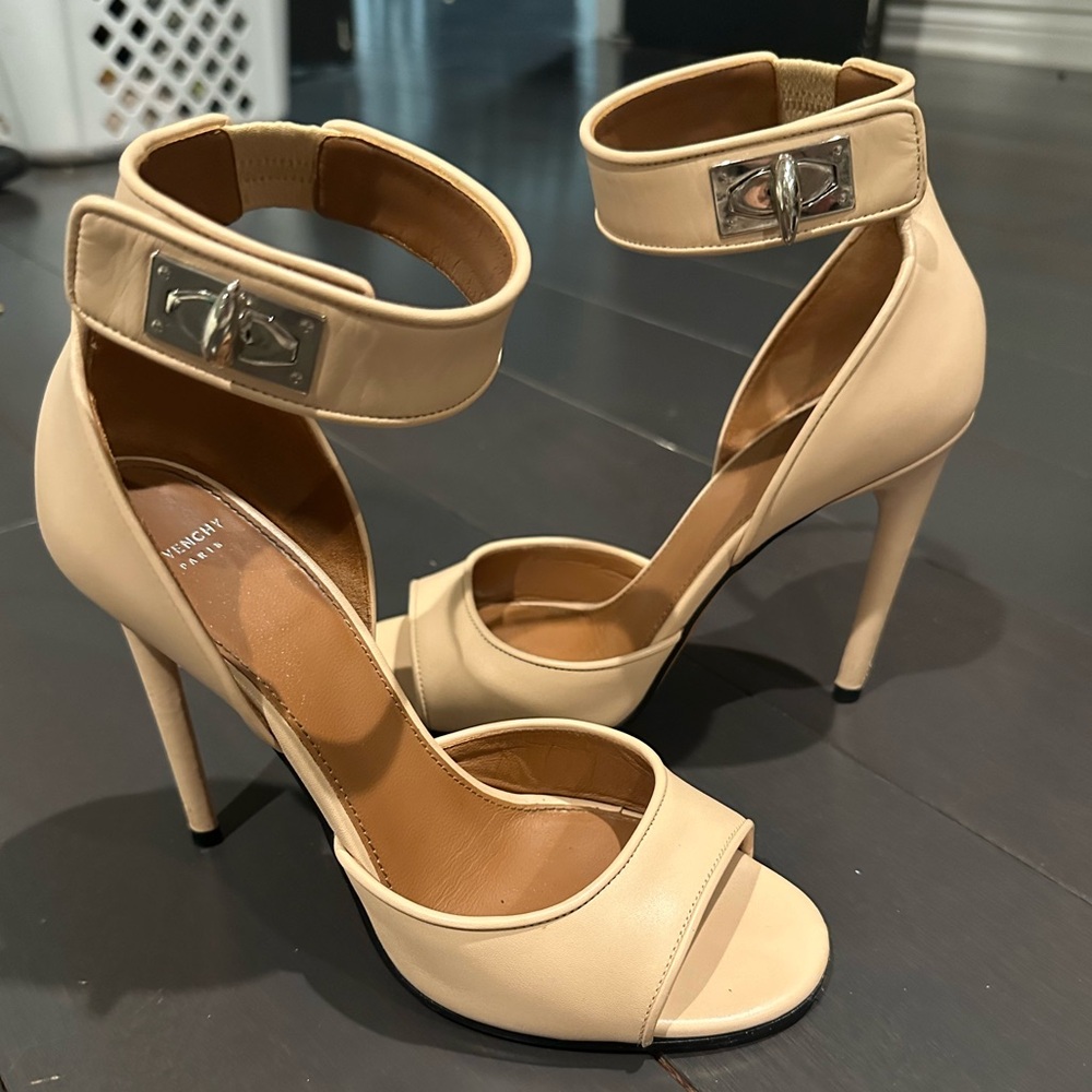 Authentic GIVENCHY shark lock heel sandal in nude size 7.5